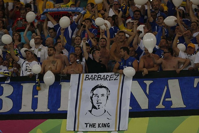 Bósnios enaltecem o ex-atacante Sergej Barbarez em bandeira na Arena Pantanal |