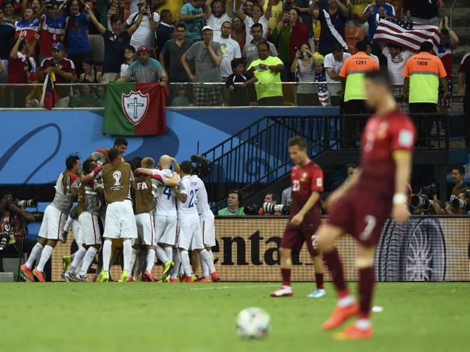 Norte-americanos comemoram gol de Dempsey, o segundo dos EUA na partida |