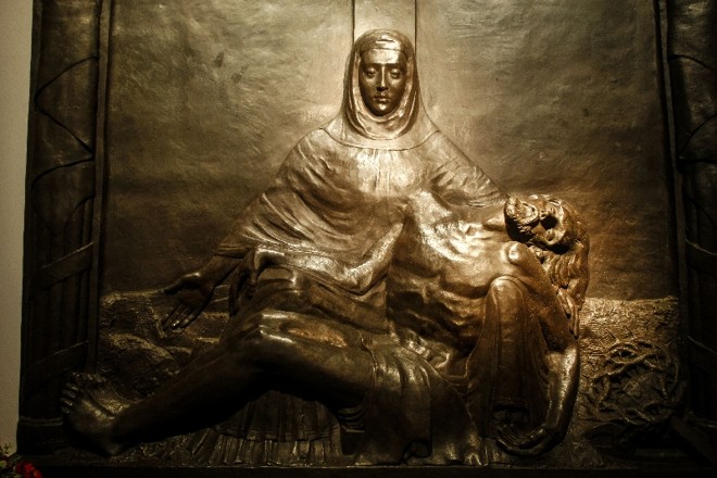 Detalhes da Pietá, feita por João Turin em 1917 para a Igreja de Saint Martin, na França |