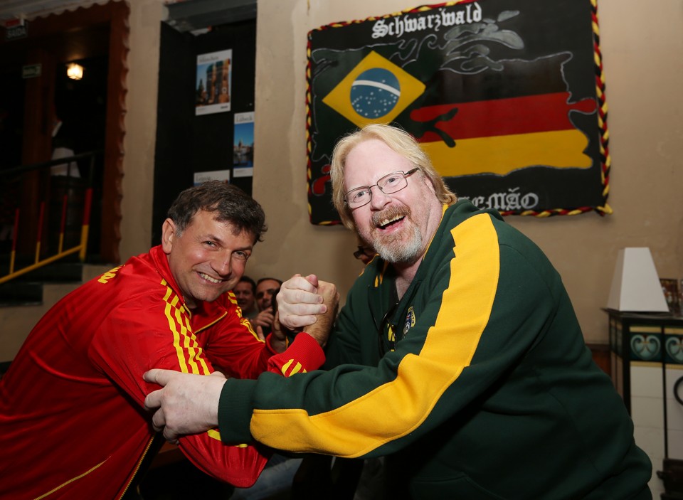 O espanhol Manuel Amador e o australiano Glenn Armstrong em clima de rivalidade para o jogo desta segunda-feira (23). | Giuliano Gomes / Agência de Notícias Gazeta do Povo