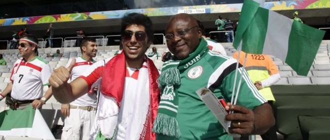 Torcedores iraniano e nigeriano na Arena da Baixada |