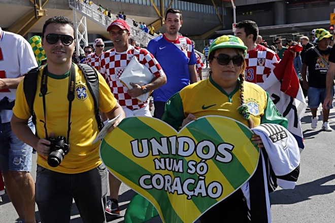 Brasileiros e croatas se aproximam da entrada do estádio |