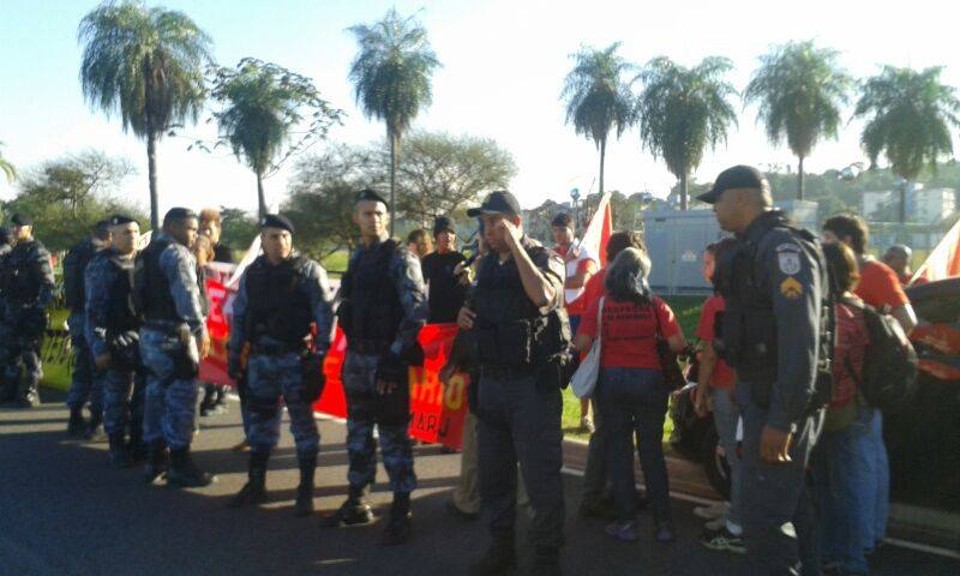 Polícia acompanha protesto de aeroportuários na região do Galeão, no Rio de Janeiro | Hugo Harada/Gazeta do Povo