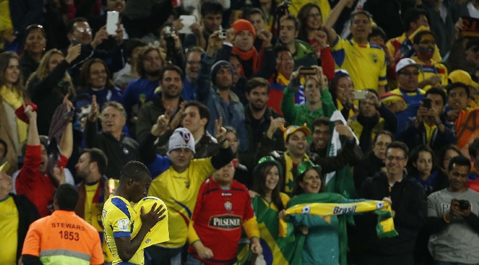 Enner Valencia homenageia o filho com dois gols na Arena | Jonathan Campos