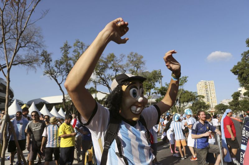 Torcedores argentinos fazem festa com moradores nos arredores do estádio do Maracanã | EFE/Marcelo Sayão