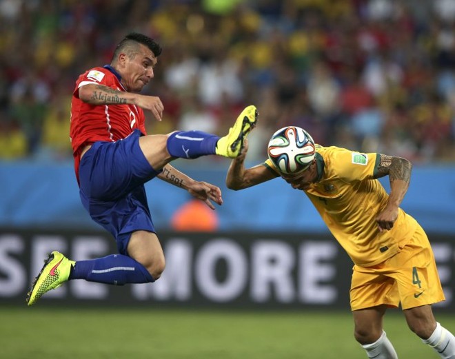 Jogo tenso: zagueiro do Chile, Gary Medel, e o atacante australiano Tim Cahill, dividem a bola. |