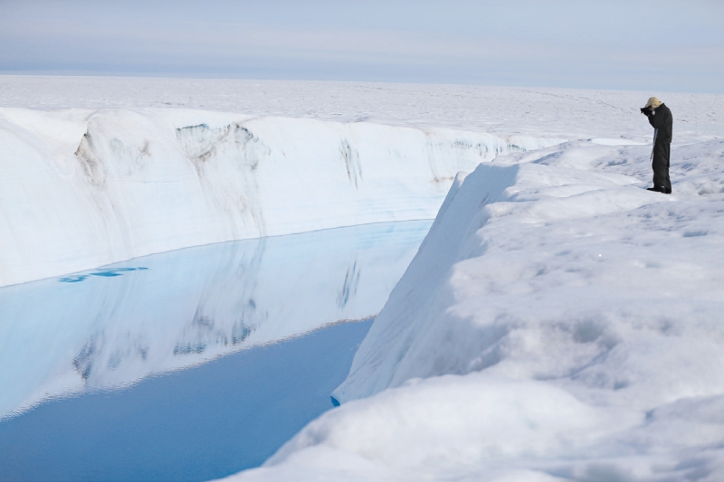 Cientistas descobriram que, com a ocorrência do aquecimento global, o gelo derretido penetra no gelo espesso, acelerando movimentos em grande escala na calota glacial da Groenlândia | Joe Raedle/Getty Images