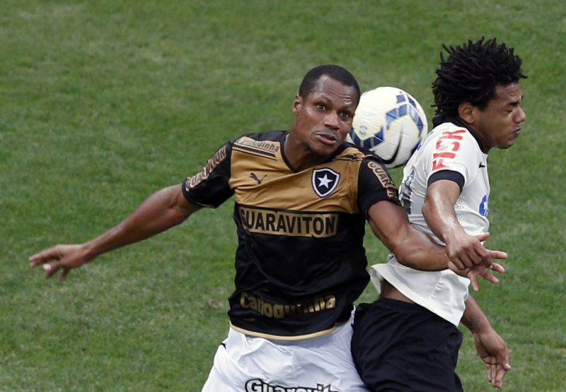 O botafoguense André Bahia (à esquerda) disputa a bola com Romarinho no empate em 1 a 1 com o Botafogo. | Reuters/Paulo Whitaker