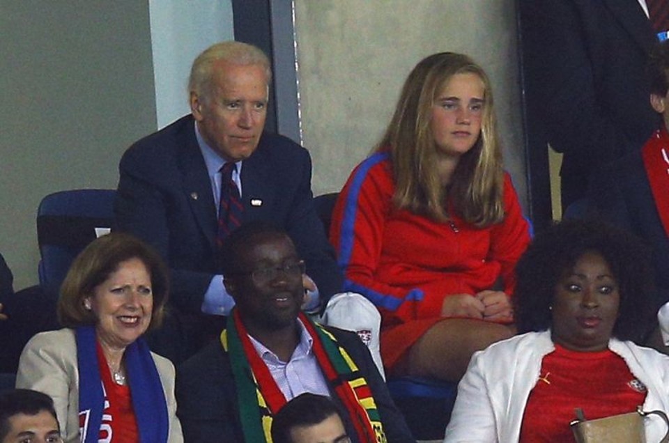 O vice-presidente dos Estados Unidos, Joe Biden, assiste o jogo ao lado da neta, Naomi | 
