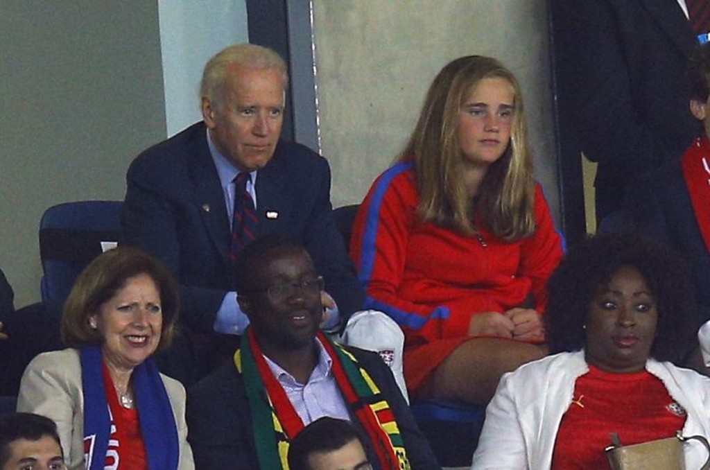 O vice-presidente dos Estados Unidos, Joe Biden, assiste o jogo ao lado da neta, Naomi