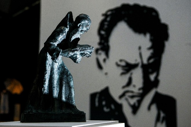 Frade, presente ao papa Francisco, é um dos 130 bronzes expostos na mostra |