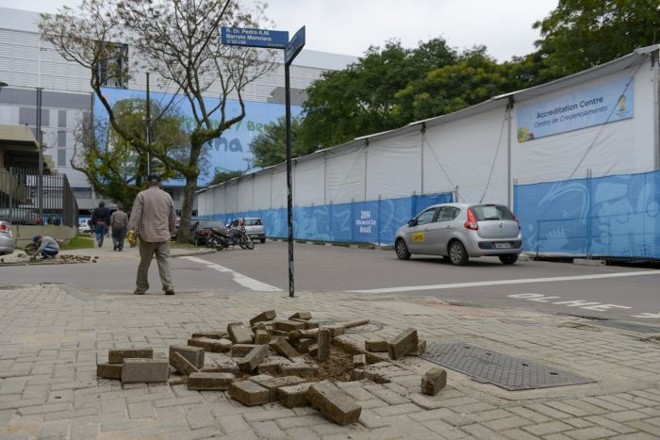 Em algumas vias, parte do calçamento ainda está solto | 
