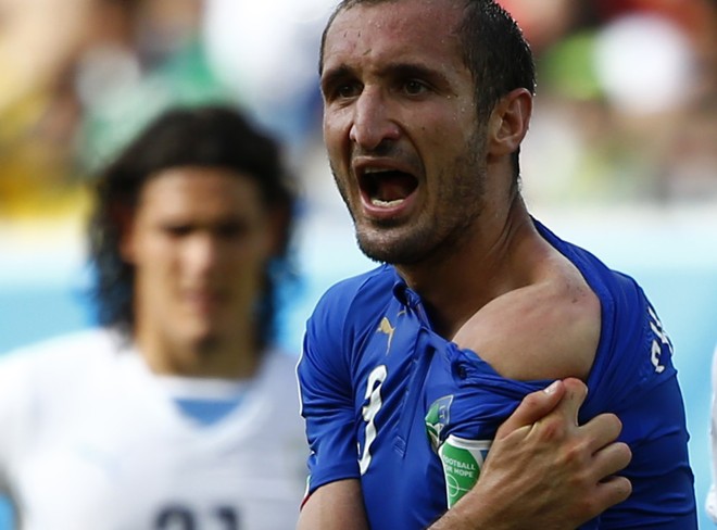 Chiellini mostra o local da mordida para o árbitro durante a partida com o Uruguai | Tony Gentile/Reuters