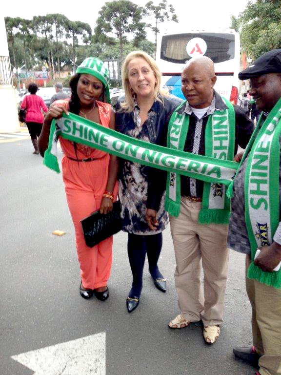 Torcedores nigerianos que foram almoçar ontem em Santa Felicidade fizeram a alegria de muitos curitibanos que estavam no restaurante Madalosso. Os simpáticos visitantes foram tietados na saída e demoraram a entrar no ônibus que os aguardava | Fotos: Reinaldo Bessa