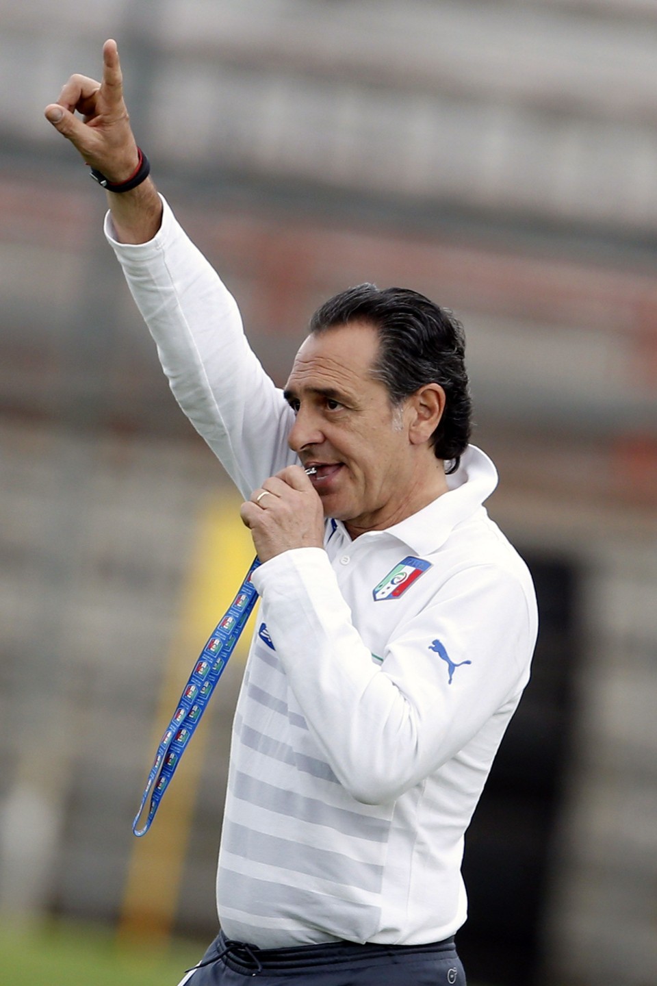 "Queria ver um atacante jogando como atacante mas eu não observei em campo o que eu gostaria", desabafou Prandelli. | 