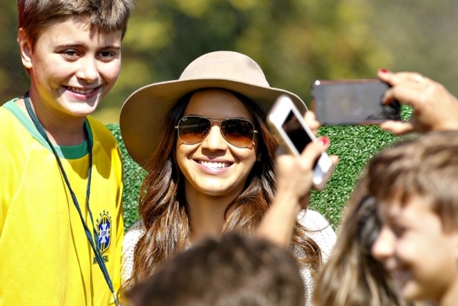 Bruna Marquezine, namorada de Neymar (Brasil):O craque Neymar já sabia há tempos que estaria na lista final dos convocados de Felipão. O noticiário de sua vida pessoal, no entanto, criava dúvida sobre outra questão: o namoro com Bruna Marquezine. Entre boatos de separação e tentativas de despistar a imprensa, o craque afirmou recentemente que está com o coração tranquilo  ele e Bruna sempre estiveram juntos. Agora, resta saber se a atriz, de 18 anos, trará sorte ao astro | 