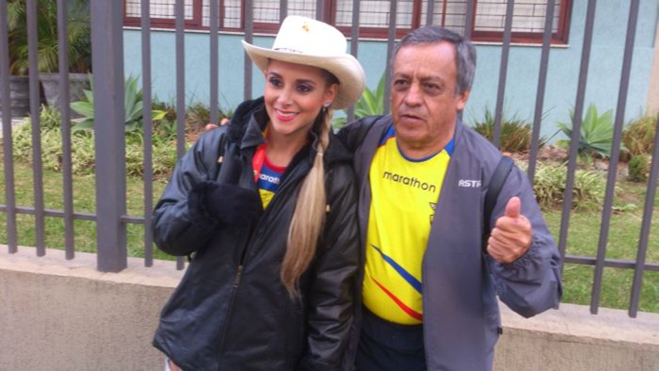 Mariegiselle Carrill tira foto ao lado de torcedor do Equador em Curitiba | Diego Ribeiro / Gazeta do Povo