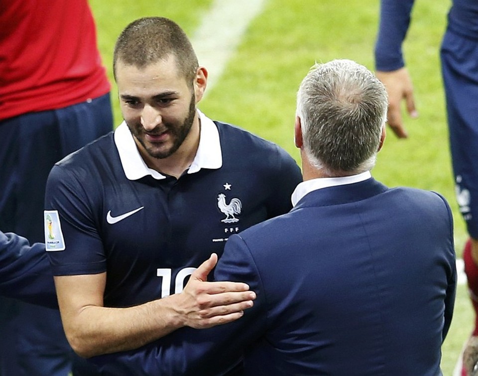 Benzema é cumprimentado pelo técnico Deschamps. Atacante recebeu elogios até de Zinedine Zidane, ídolo francês com quem trabalha no Real Madrid | Reuters