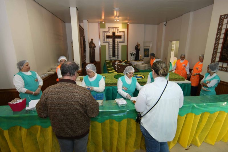 Primeiro dia de venda do bolo de Santo Antônio na Igreja Bom Jesus dos Perdões, na Praça Rui Barbosa, atrai pelo menos 3 mil pessoas. | Aniele Nascimento/Agência de Notícias Gazeta do Povo