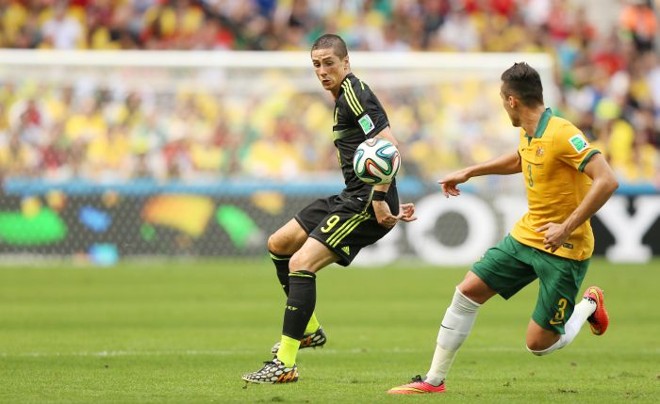 Jogador Davidson da Austrália, e jogador Fernando Torres da Espanha, disputam em jogo da Copa do Mundo FIFA 2014 |