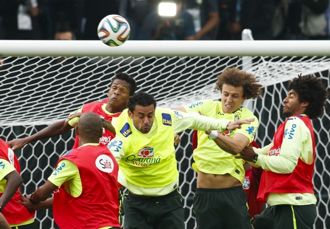 Atacante Fred disputa a bola pelo alto durante treino da seleção brasileira |