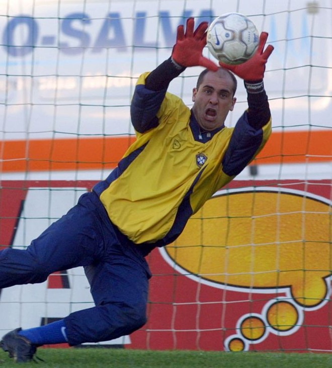 Marcos foi o goleiro brasileiro na Copa de 2002. Homem de confiança de Felipão, jogou apenas um Mundial, muito devido às lesões que teve depois. Na imagem, ele se prepara para o jogo das Eliminatórias em 2001 |