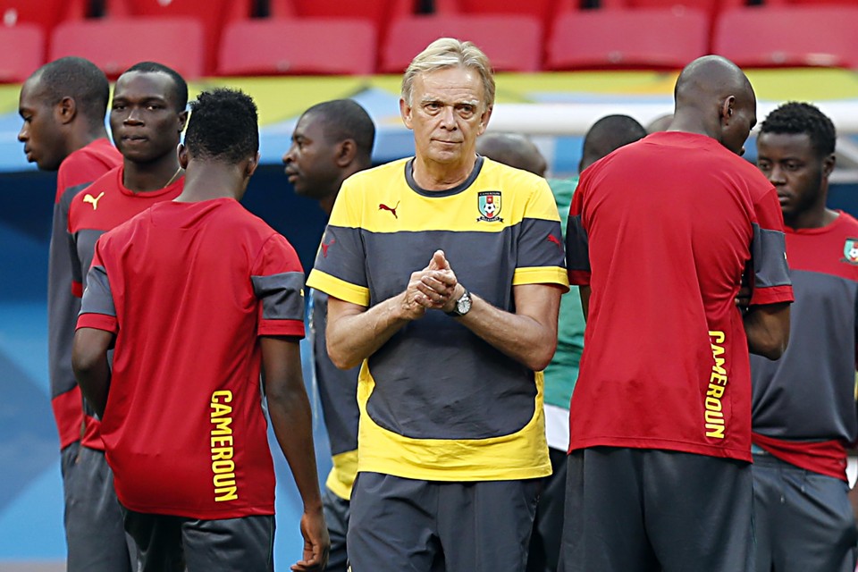 O técnico Volker Finke em treino de Camarões | Albari Rosa/Gazeta do Povo