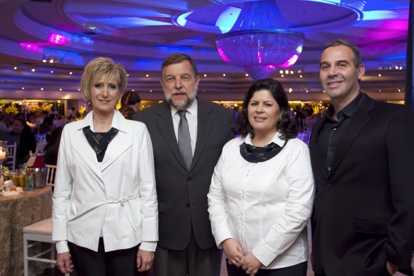 O vice-governador Flávio Arns (com gravata) com as diretoras da Escola de Educação Especial Nilza Tartuce, Maria Hilda Ogliari (à esq.) e Ana Maria Zem, e o party designer Marcos Soares na festa em comemoração aos 50 anos da instituição, no Salão Azul do Clube Curitibano | Studio Karam