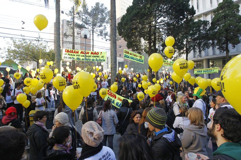 Protesto na Reitoria contra a adesão do HC à Ebserh | Antonio More/Agência de Notícias Gazeta do Povo
