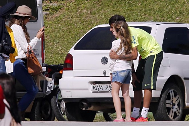 O atacante tira fotos com uma menina que acompanhava a atriz. |