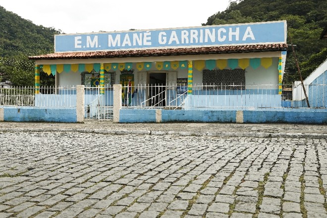 Fachada da Escola Municipal Mané Garrincha, enfeitada para a disputa da Copa no Brasil. | 