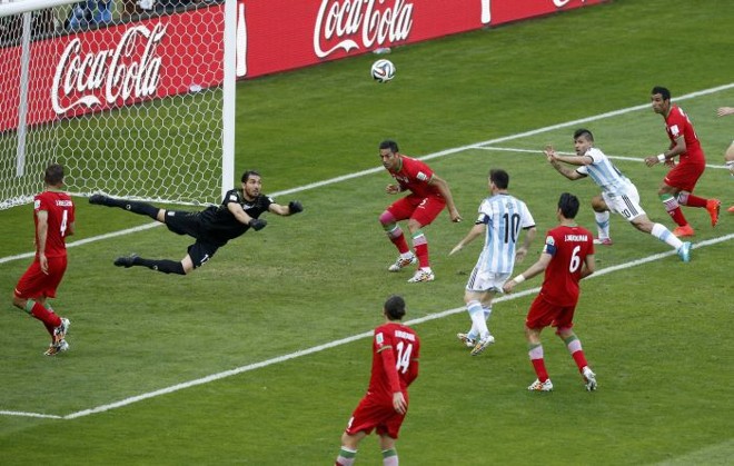 Goleiro iraniano faz boa defesa em mais um ataque argentino | 