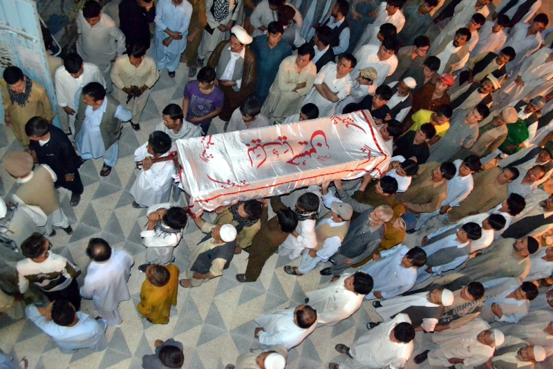 Familiares participam de funeral de uma vítima de ataque realizado pelos militantes do Taleban, no Paquistão | Jamal Tarakai/Efe
