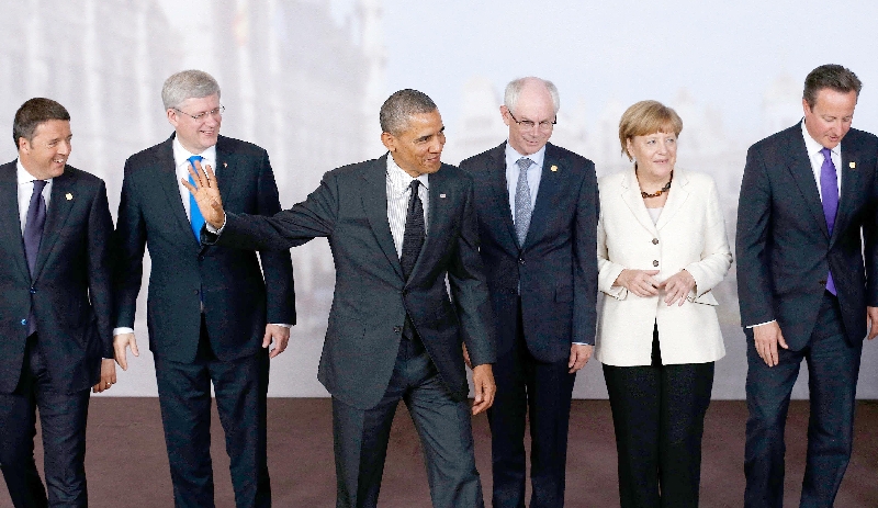 Na hora da foto oficial, Obama brinca como se não quisesse posar com colegas do G-7 | Kevin Lamarque / Reuters