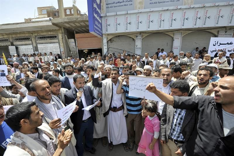 Ativistas antiviolência durante uma manifestação pedindo uma solução pacífica dos conflitos armados, em Sanaa, Iêmen. O cessar-fogo é uma nova esperança para a população | EFE/EPA/Yahya Arhab