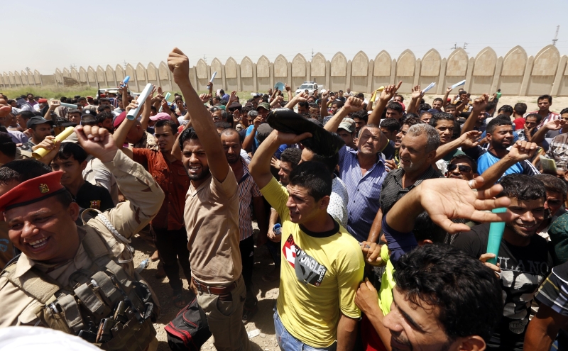 Iraquianos se juntam ao exército iraquianos contra a insurgência sunita em Mosul | REUTERS/Thaier Al-Sudani