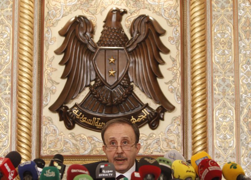 Mohammad al-Laham, porta-voz do parlamento sírio, declara o resultado das eleições no país. | Khaled Al-Hariri/ Reuters