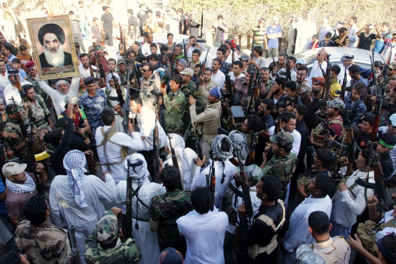 Voluntários do exército Iraquiano que se dispõem a lutar contra os radicais sunitas, em Basra, a sudeste de Bagdá | Essam Al-Sudani/Reuters