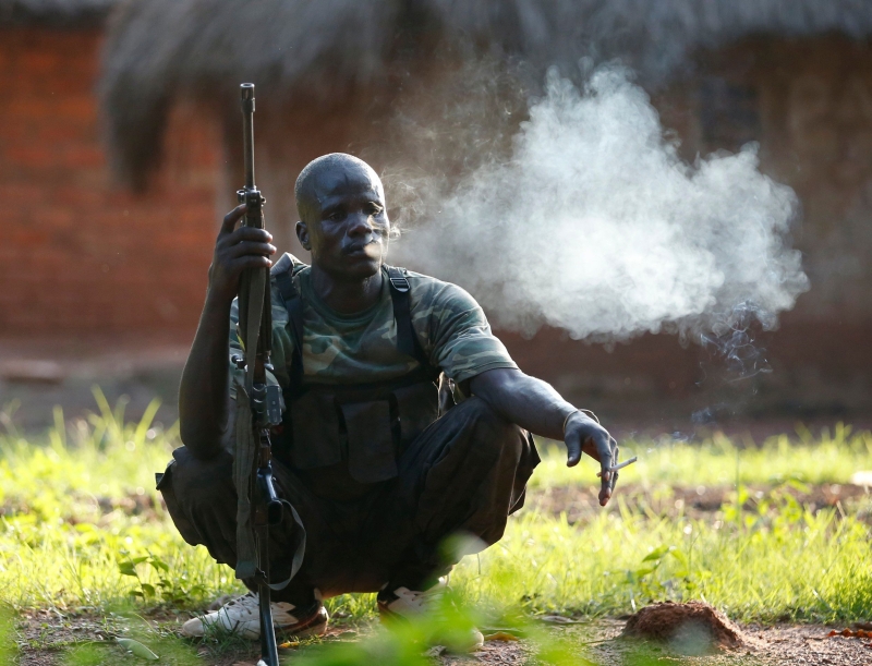 Miliciano Séléka descansa após caçada por antibalakas | Goran Tomasevic/Reuters