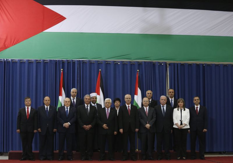 Ministros do novo governo de unidade para o estado da Palestina posam durante a posse | REUTERS/Mohamad Torokman
