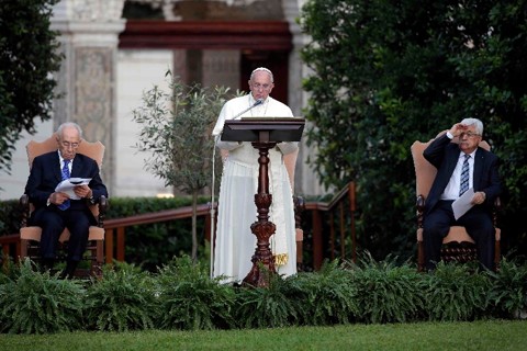 Presidentes de Israel e Palestina se unem pela paz diante do Papa | Max Rossi/Reuters