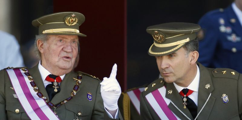 Rei Juan Carlos e príncipe Felipe durante cerimônia em Madri | Sergio Perez / Reuters