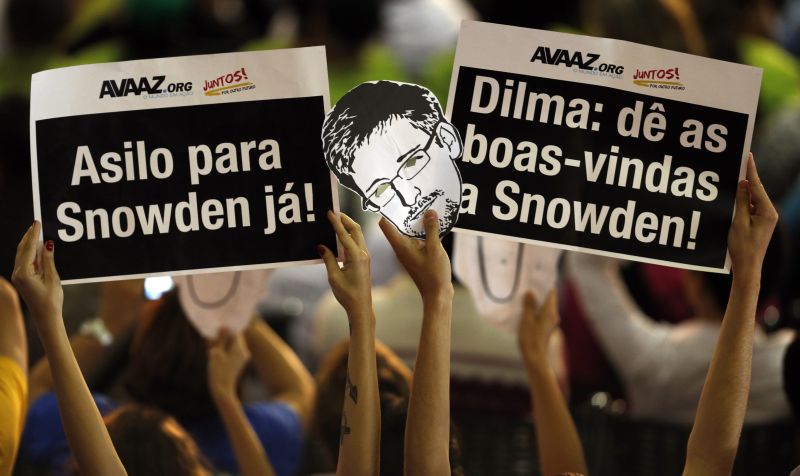 Manifestantes pedem que Dilma dê asilo a Edward Snowden, em dezembro de 2013 | REUTERS/Paulo Whitaker