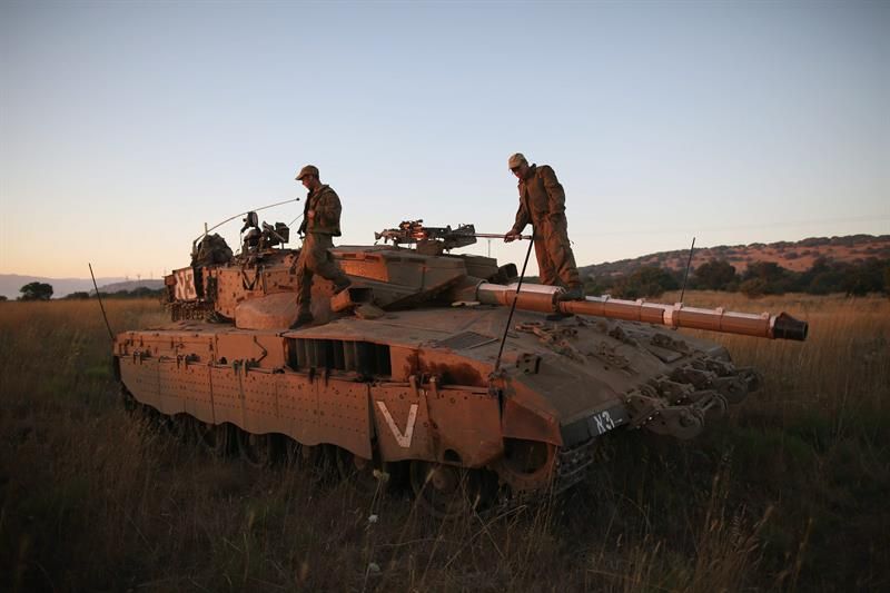 Soldados israelenses em tanques Merkava localizados na fronteira com a Síria | EFE/EPA/Abir Sultan