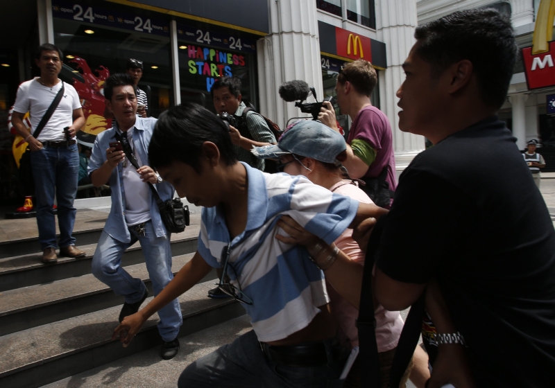 Policial detém manifestante na região central da capital | Erik De Castro/Reuters