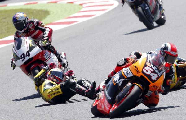 Piloto alemão Jonas Folger desvia do espanhol Luis Salom que caiu de sua motocicleta no Grande Prêmio da Catalunha, em Montmelo, na Espanha | Reuters / Albert Gea