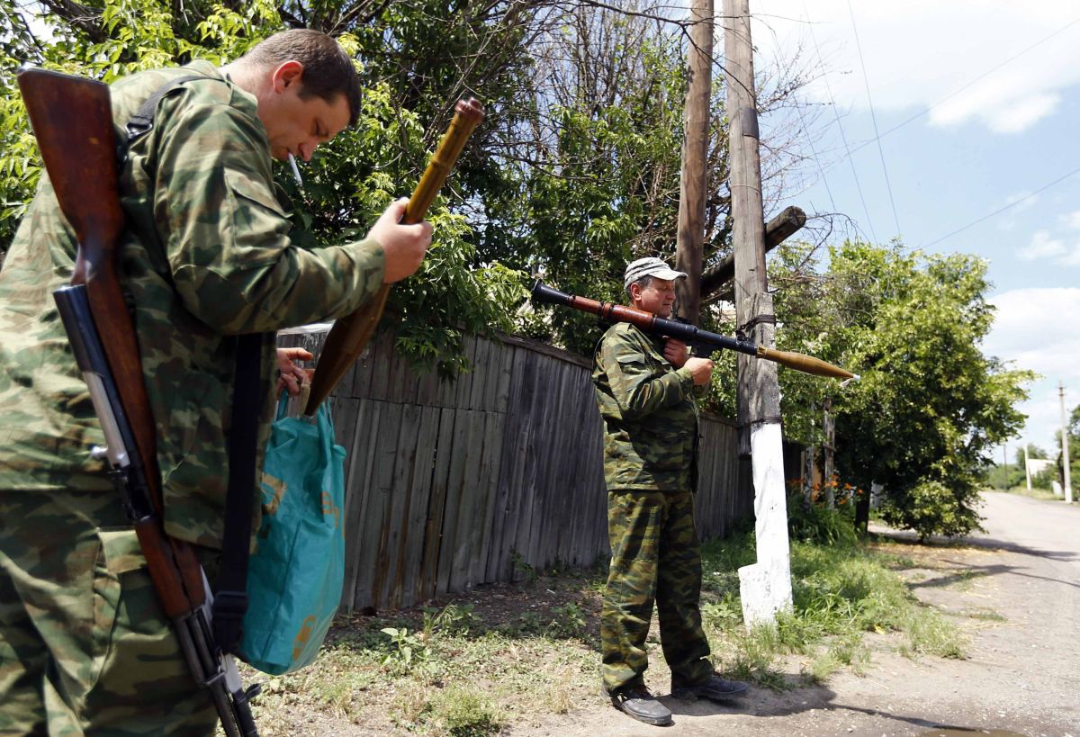Imagem de militantes ucranianos pró-Rússia: pesados confrontos foram registrados nesta sexta-feira nas proximidades de dois pontos de cruzamento da fronteira e na cidade de Krasny Partisan, na região de Donetsk, leste do país | REUTERS/Shamil Zhumatov