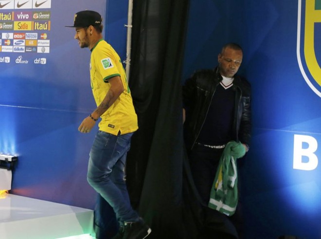 Neymar após a coletiva desta tarde |