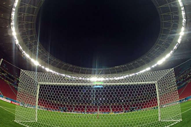 Novas arenas -Os novos estádios brasileiros podem ser considerados o legado mais visível da Copa. Alguns deles terão uso imediato pelos clubes de suas cidades e poderá até fazer com que aumentem a arrecadação. Outros, porém, correm o risco de virar os chamados elefantes brancos. O Mané Garrincha, estádio mais caro da Copa, a Arena Amazônia e a Arena Pantanal são os que mais correm este risco, por estarem em cidades com futebol local fraco. | 