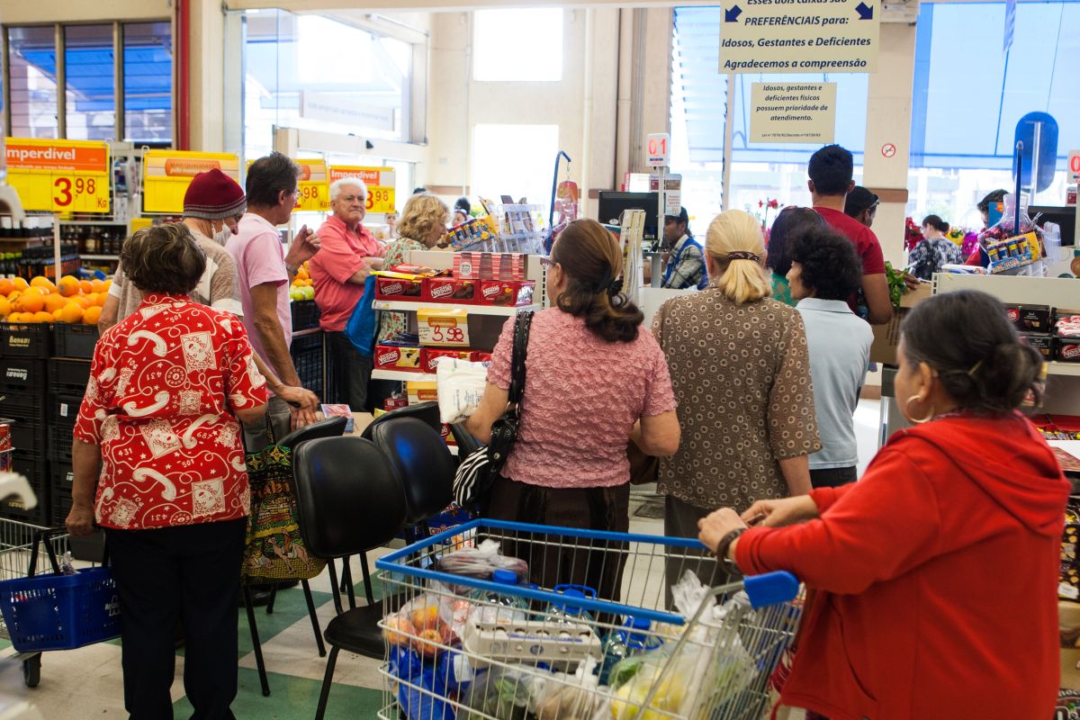 Guarde um espacinho na agenda para fazer compras: supermercados estarão cheios na sexta | Brunno Covello / Agência de Notícias Gazeta do Povo